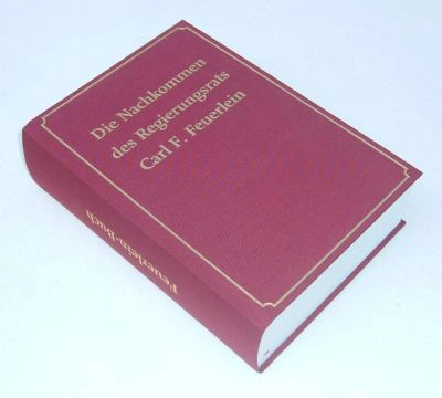 Das neue Buch "Die Nachkommen des Regierungsrats Carl F. Feuerlein", in rotem Einband und goldener Schrift.